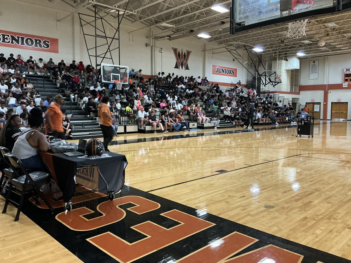 🌴 S/O to all of our elite parents that packed the gym for our Pre-Season Parent Meeting. You don’t have a great program without great parents. It’s officially go time. 🌴

#JungleWest🌴 | #ItsJustDifferent | #THSCA