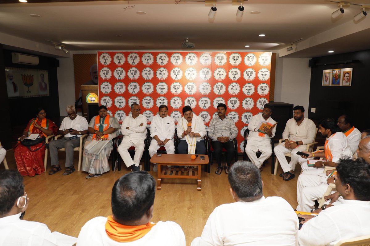 mahendersevalla's tweet photo. BCలపై కాంగ్రెస్ చూపుతున్న కపట నాటకం పై bjp ఆధ్వర్యంలో ఇందిరా పార్కు వద్ద ఆగస్టు 2వ తేదీన ధర్నా నిర్వహిస్తున్న సందర్భంగా సన్నాహక సమావేశని బిజెపి రాష్ట్ర అధ్యక్షులు రాంచందర్ అన్న గారి ఆధ్వర్యంలో రాష్ట్ర కార్యాలయంలో ఏర్పాటు చేసిన సందర్భంగా పాల్గొనడం జరిగింది.
@N_RamchanderRao https://t.co/MpIjP0sykR