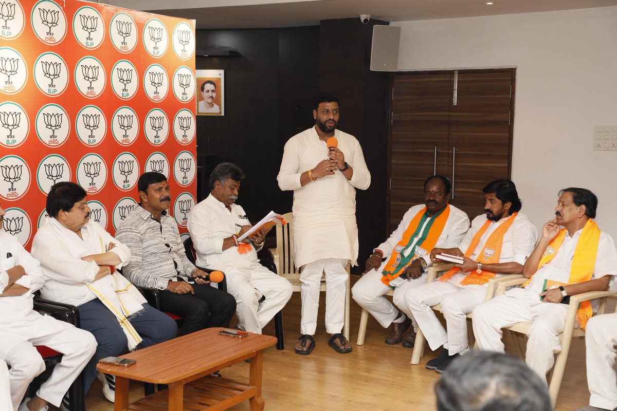 mahendersevalla's tweet photo. BCలపై కాంగ్రెస్ చూపుతున్న కపట నాటకం పై bjp ఆధ్వర్యంలో ఇందిరా పార్కు వద్ద ఆగస్టు 2వ తేదీన ధర్నా నిర్వహిస్తున్న సందర్భంగా సన్నాహక సమావేశని బిజెపి రాష్ట్ర అధ్యక్షులు రాంచందర్ అన్న గారి ఆధ్వర్యంలో రాష్ట్ర కార్యాలయంలో ఏర్పాటు చేసిన సందర్భంగా పాల్గొనడం జరిగింది.
@N_RamchanderRao https://t.co/MpIjP0sykR