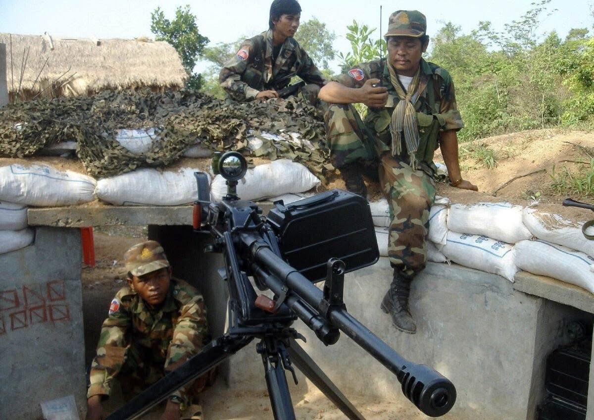 KheanTourk's tweet photo. Is it possible that the Cambodian Armed Forces have carried the trenches to the Thai territory to invade Thailand?
@DonaldTrump ,@CNN ,@ChannelNewsAsia , @anwaribrahim ,@RT_com https://t.co/IuAzpvlDmv