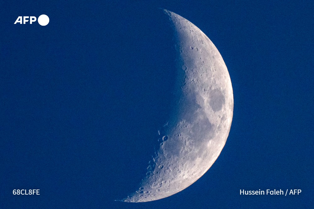 القمر فوق البصرة في جنوب #العراق بعدسة المصوّر في وكالة #فرانس_برس حسين فالح، في 30 تموز/يوليو 2025.

📸 <a href="/Hussein_Afp/">Hussein Faleh | حسين فالح</a>