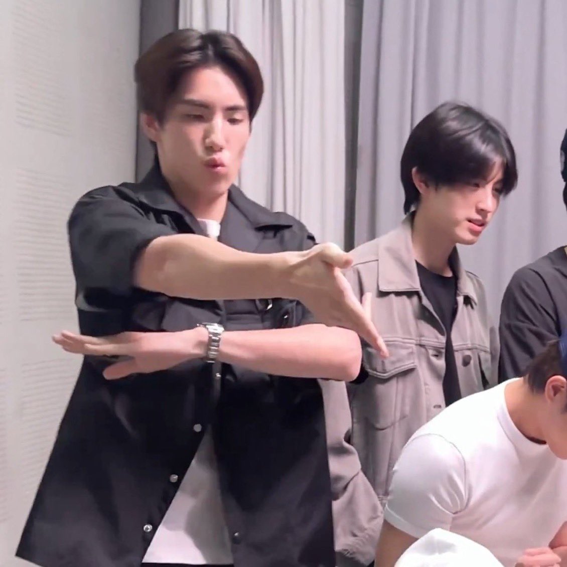 m_moonnnn's tweet photo. ตามหาพี่ภูเขามธค่ะ ออกจากมอปุ๊บก็หายไปเลย5555555555 https://t.co/cFF2TWjNQS