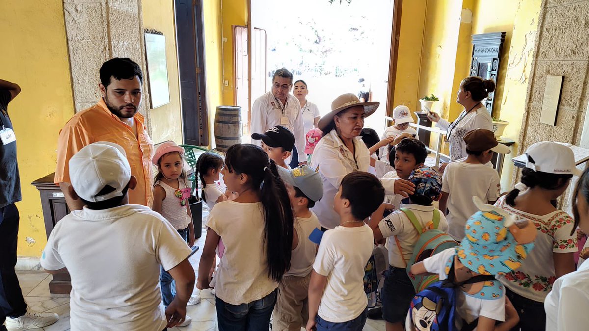 30 niñas y niños y 5 adultos del Centro Comunitario “Pablo García” visitaron Casa No. 6 y Puerta de Tierra. Personal de Servicios y Atractivos Turísticos ofreció una visita guiada por estos espacios emblemáticos de Campeche.

#Turismo #Campeche