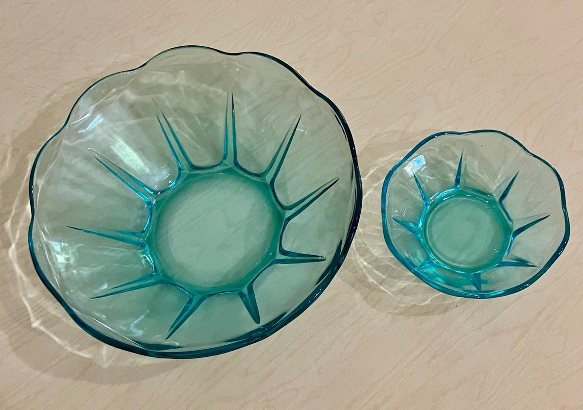 Anyone care for a snack? This aquamarine chip and dip set, circa 1960s would perfectly grace your table! This is now available in our shoppy! Be sweet and RETWEET vintagetrunkandart.etsy.com/listing/434433…