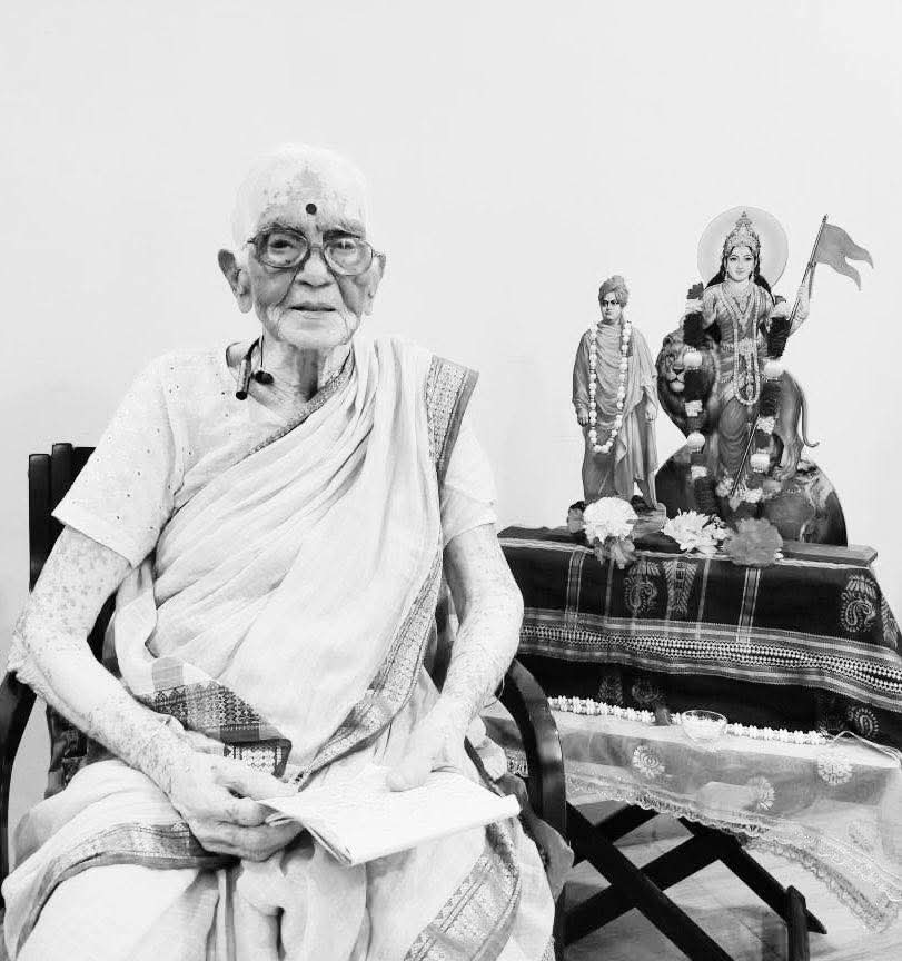 राष्ट्र सेविका समिति की पूर्व प्रमुख संचालिका, वंदनीय प्रमिलाताई मेढे जी के निधन का समाचार अत्यंत दुःखद है।
उन्होंने सम्पूर्ण जीवन राष्ट्र कार्य को समर्पित किया।
उनका त्याग, सेवा और नेतृत्व हम सभी के लिए प्रेरणास्त्रोत रहेगा।
ईश्वर दिवंगत आत्मा को शांति प्रदान करें।
भावभीनी