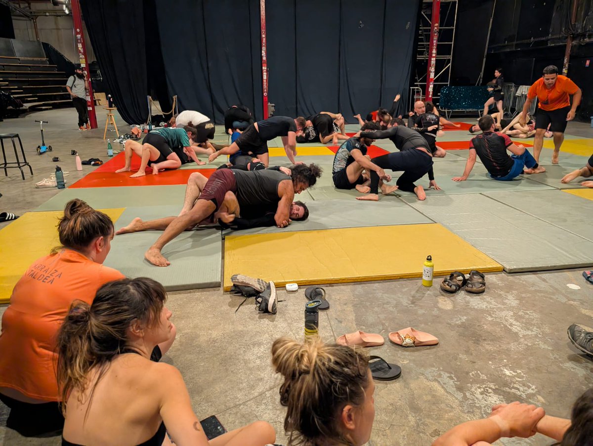 Atzoko elkarteratzea Luta Social Club-en eskuz Pariseko Le Parole Erranten. 

Brazilgo Ju Jitsua frogatu eta arte martzialen baliagarritasunaz hitz egin genuen borroka tresna gisa.