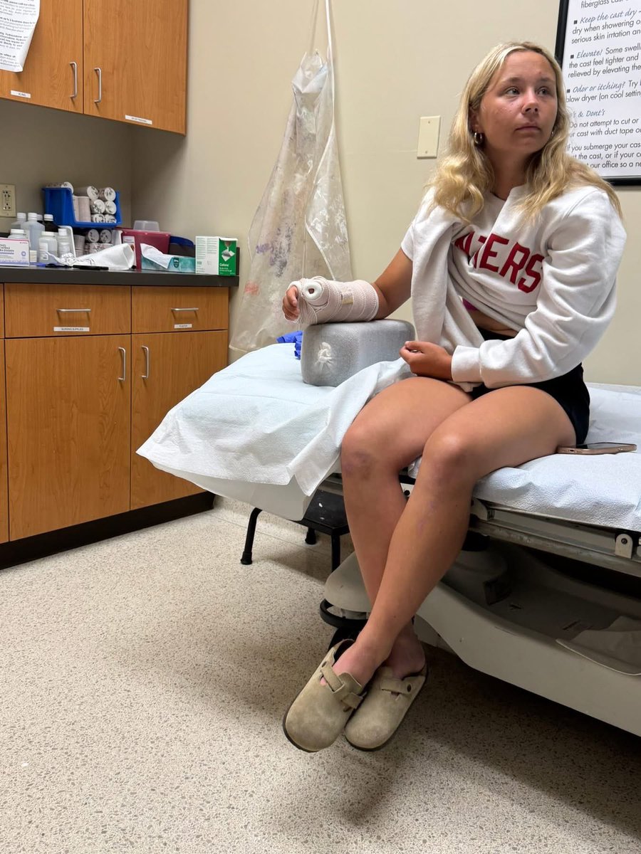 CHamilton2028's tweet photo. Unfortunately this past weekend at nationals, I fractured my thumb, and I will be needing surgery to repair my tendons. 

“A minor setback paves the way for a major comeback” 

I can not wait to be back on the field 🧡💙🙏🏽 https://t.co/glfPgb8cVd