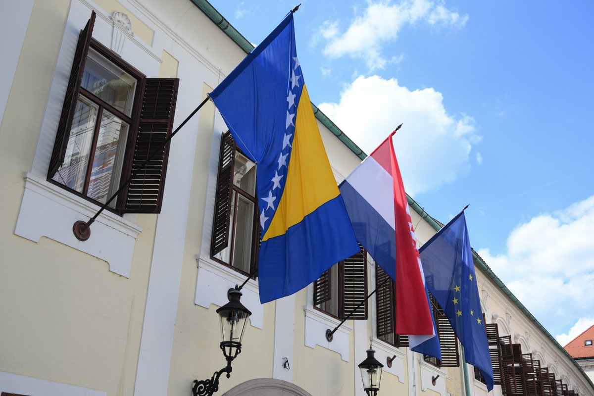 Drago nam je da će s nama na svečanom vojnom mimohodu sudjelovati i predsjedateljica <a href="/Vijeceministara/">Vijeće ministara BiH</a> <a href="/KristoBorjana/">Borjana Krišto</a>, što je još jedna potvrda prijateljskih i dobrosusjedskih odnosa Hrvatske i BiH. 🇭🇷🇧🇦