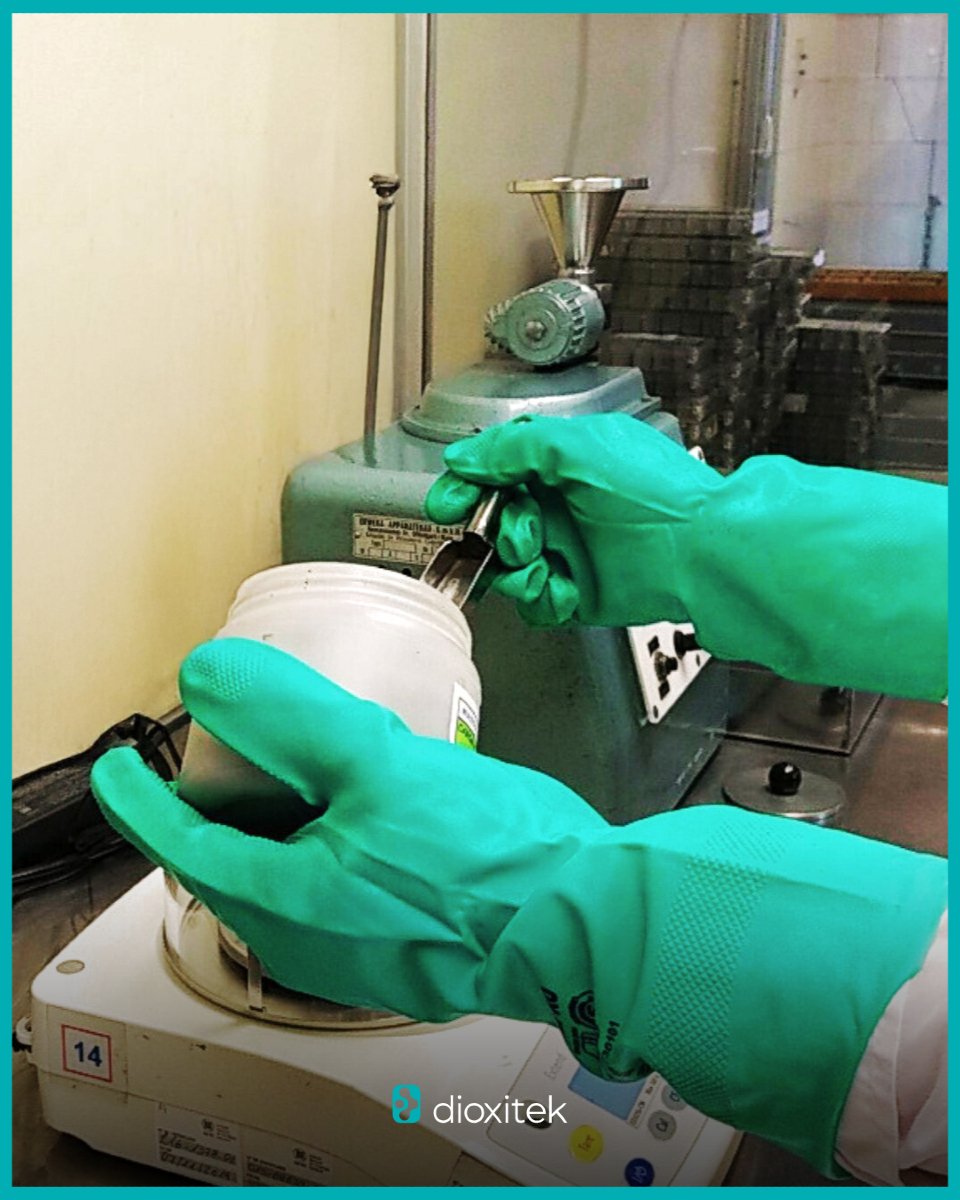 El dióxido de uranio que producimos en Dioxitek cumple con especificaciones técnicas de grado nuclear, permitiendo que sea procesado en Ezeiza para fabricar pastillas de combustible.