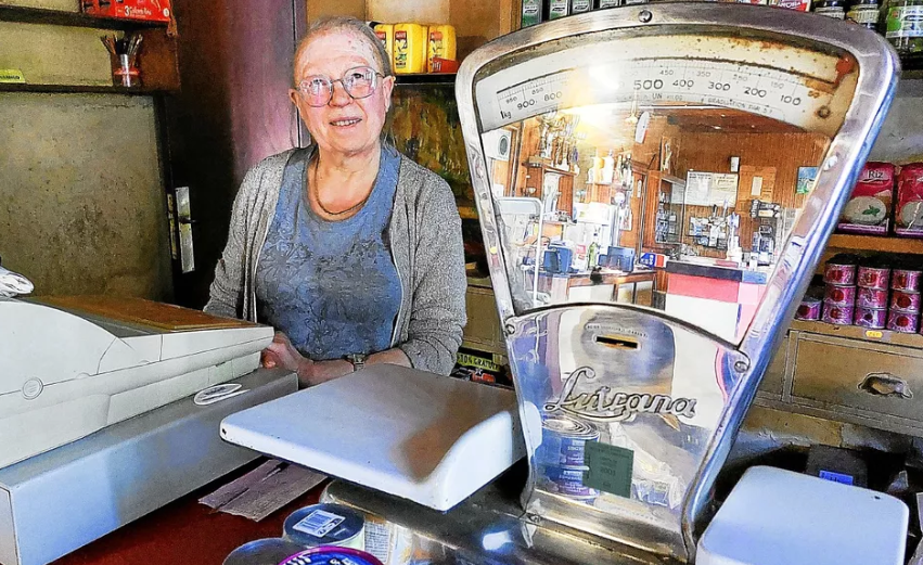 LesBuralistes's tweet photo. « C’est un endroit comme il n’en existe plus »… Le bar-tabac Chez Dany, cœur battant d’un village de Plogonnec ♦️❤️

Dernier commerce du village de Saint-Albin, à Plogonnec, Chez Dany, un bar-tabac alimentation, est tenu par Danielle, 77 ans. 
Comme ses grands-parents et parents avant elle, elle s’efforce jour après jour de maintenir le lien social. 

🔗 https://t.co/l0IWJNeu5G