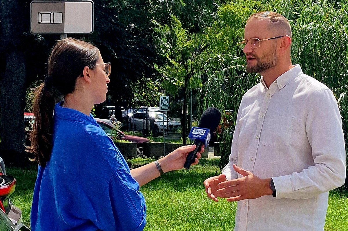 michalkadz's tweet photo. Dziś w „Kronice” (TVP Kraków) mówię o zgodzie Rady Miasta na sprzedaż alkoholu na obiektach sportowych.

✅ Piwo na stadionie Sandecji – akceptuję.
❌ Alkohol na wszystkich obiektach – nie zgadzam się. Boisko to nie bar.

#NowySącz #Sandecja #RadaMiasta #alkohol #sport #TVPKraków https://t.co/mt2rrTe62G