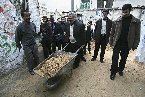 Heniye'nin en hoşuma giden fotoğraflarından biri. Yanlış bilmiyorsam Başbakanlığı sürecinde Gazze'de yapımı devam eden evler için yardım ettiği bir görüntü. İsrail ve bazı devletler/yapılar yıllarca Heniye'nin ve diğer liderlerin sürekli lüks bir hayat içinde yaşadığını iddia