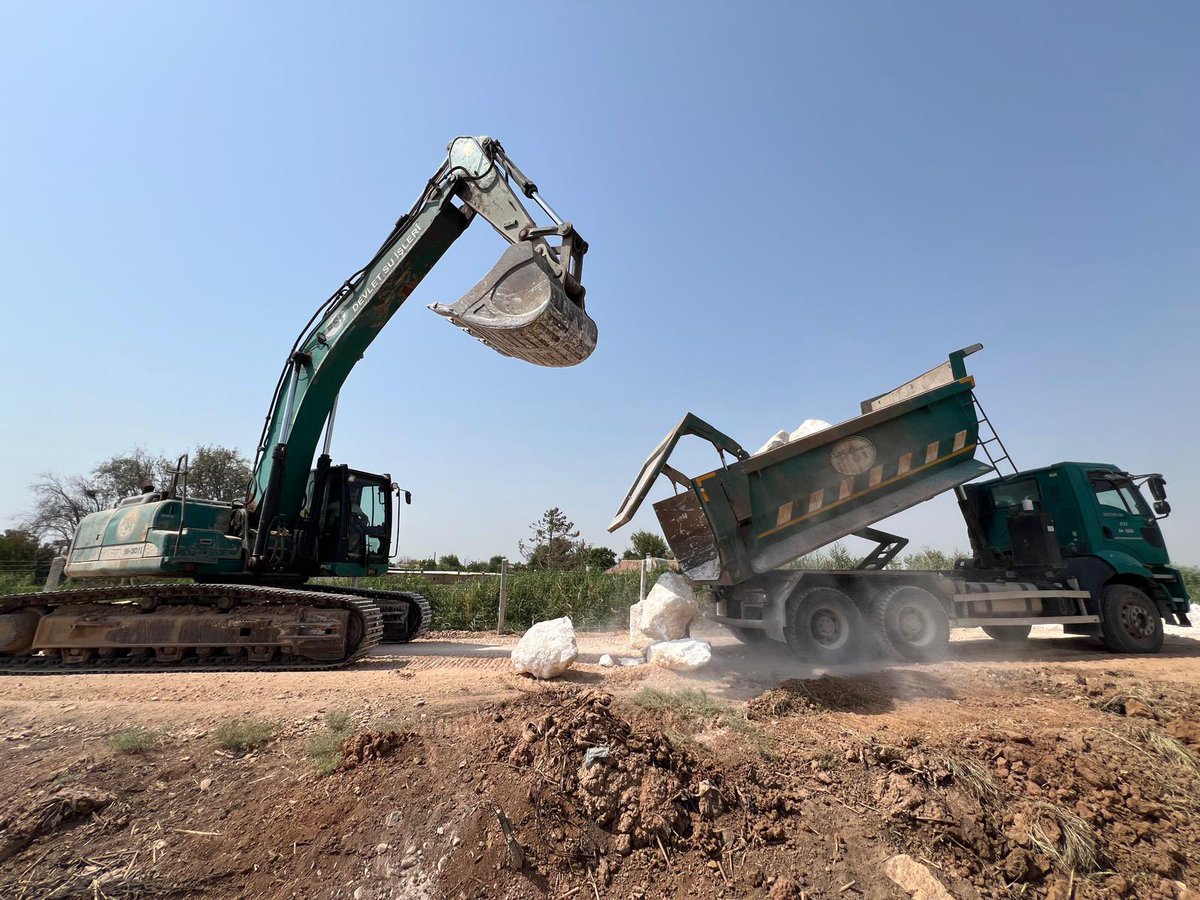 Bölge Müdürlüğümüz toplu makinalı çalışma programı kapsamında tahliye kanallarının temizliği ve rehabilite edilmesi çalışmalarına devam etmektedir.