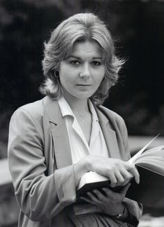 On her birthday, the 'ne plus ultra' actress Barbara Flynn pictured with some quality reading material.
Number-one choice to perform the narration honours for the [fantasy] audio editions of my books.