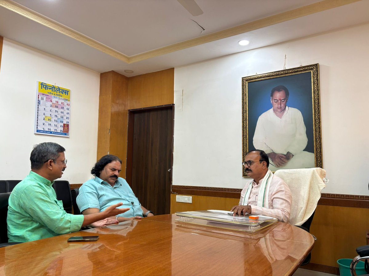 शाहीर संभाजी भगत यांनी आज टिळक भवन येथे सदिच्छा भेट घेतली. खूप दिवसांपासून भगत यांच्या भेटीची प्रतिक्षा होती. महाराष्ट्रातील सांस्कृतिक राजकारणावर दीर्घ चर्चा झाली. यावेळी युवराज मोहिते देखील सोबत होते.