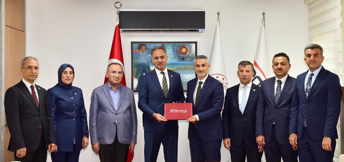 Spor yatırımlarımızla Türkiye'nin en genç ilçesi olan Eyyübiye'mizin hizmetkarı olmaya devam ediyoruz.

Gençlik ve Spor Bakanlığımız ile Spor Toto Teşkilat Başkanlığımızın destekleriyle Eyyübiye'mize 20 adet daha sentetik çim yüzeyli futbol sahası kazandırıyoruz.

İlçemize