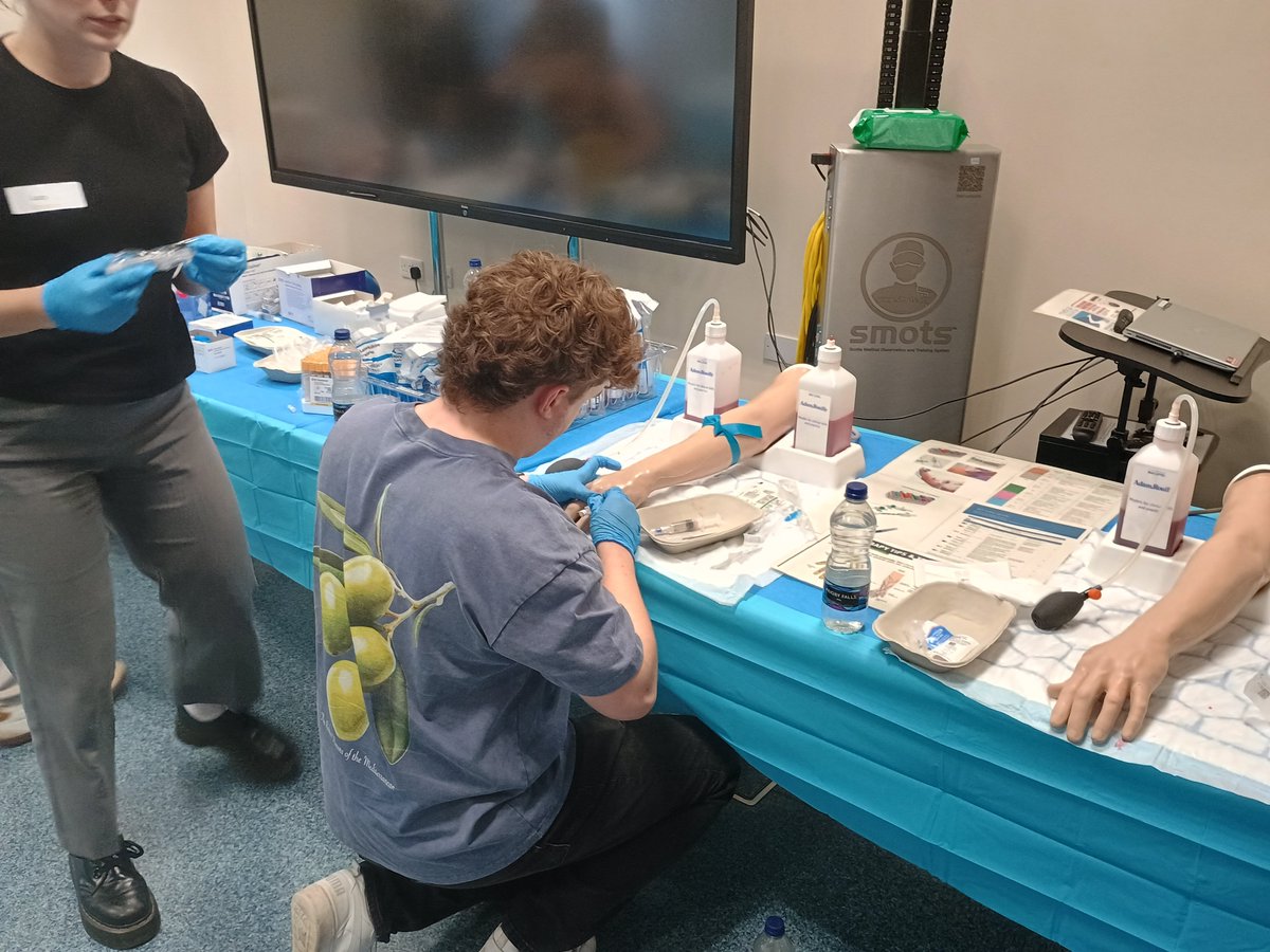 nhsl_meded's tweet photo. Our FY1s getting their skills revisions in ππ»
#fy1induction
#dischargedocumentation
#catheterisation
#CPR&defib
#cannulation
#sharpsafety
#abgs
#immersivesim
@wearehairmyres
@NHSLanarkshire
@paton_catie https://t.co/HWasnJbqWQ