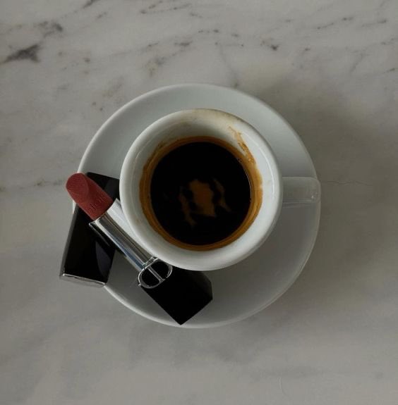 كوب القهَوة يعَيد تُوازن افكارك …
#مساء_الخير_والسعاده_للجميع