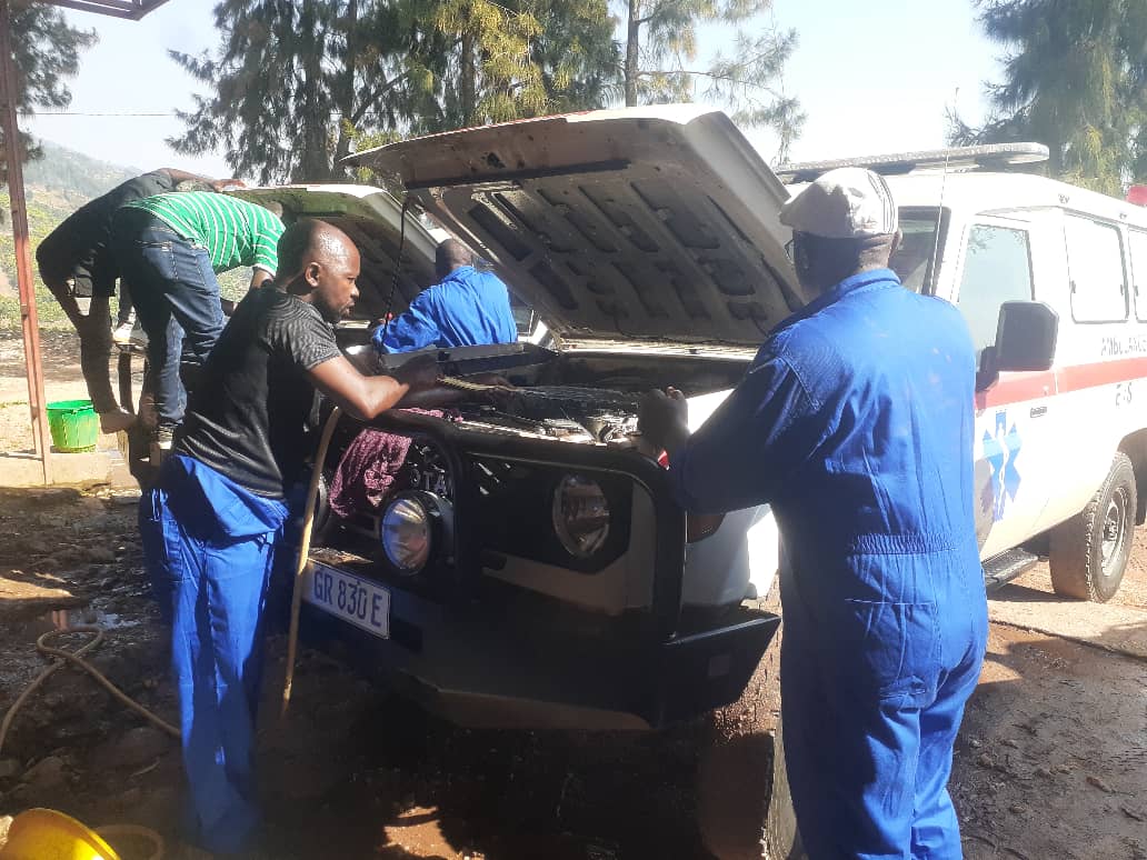 Uyu munsi, Abakozi b’Ibitaro bya #MurundaDH bakoze umuganda ngaruka kwezi, ni umuganda wibanze ku gusukura igikoni cy'abarwayi, kuyobora amazi yanduye aho hazibuwe imiyoboro y’amazi, gutunganya ingarani, gutunganya ubusitani bukikije Ibitaro ndetse no koza Imbangukira gutabara