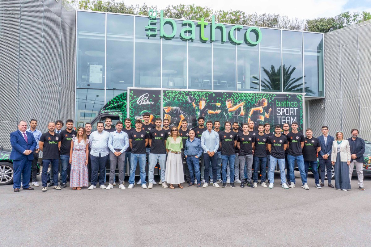 📰 NOTICIA | #TheOrangeSquad presenta su proyecto para la temporada 2025/2026

🫂 Bathco ha acogido un año más un evento de gran expectación en el que hemos recibido el calor de nuestros patrocinadores principales y de las instituciones

📲 + en web: balonmanotorrelavega.com/2025/07/31/bm-…