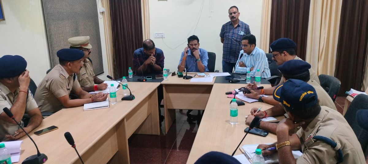 DIGCHHATARPUR's tweet photo. डीआईजी छतरपुर रेंज की अध्यक्षता में एनडीपीएस प्रकरणों में जप्त अवैध मादक पदार्थों के विनष्टीकरण कार्यवाही हेतु रेंज स्तरीय आयोजित बैठक

आज कार्यालय पुलिस उपमहानिरीक्षक छतरपुर रेंज छतरपुर में पुलिस उपमहानिरीक्षक श्री ललित शाक्यवार की अध्यक्षता में एक बैठक आयोजित की गई। 

@DGP_MP https://t.co/WP03HIx1kK