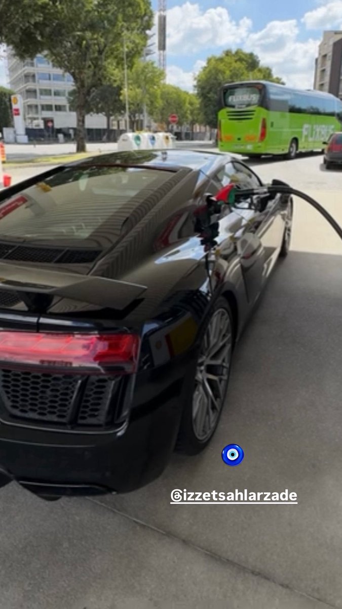 Türkiye’ye hangi arabamla giriş yapayım? Porsche mi, Audi R8 mi? Kararsız kaldım.