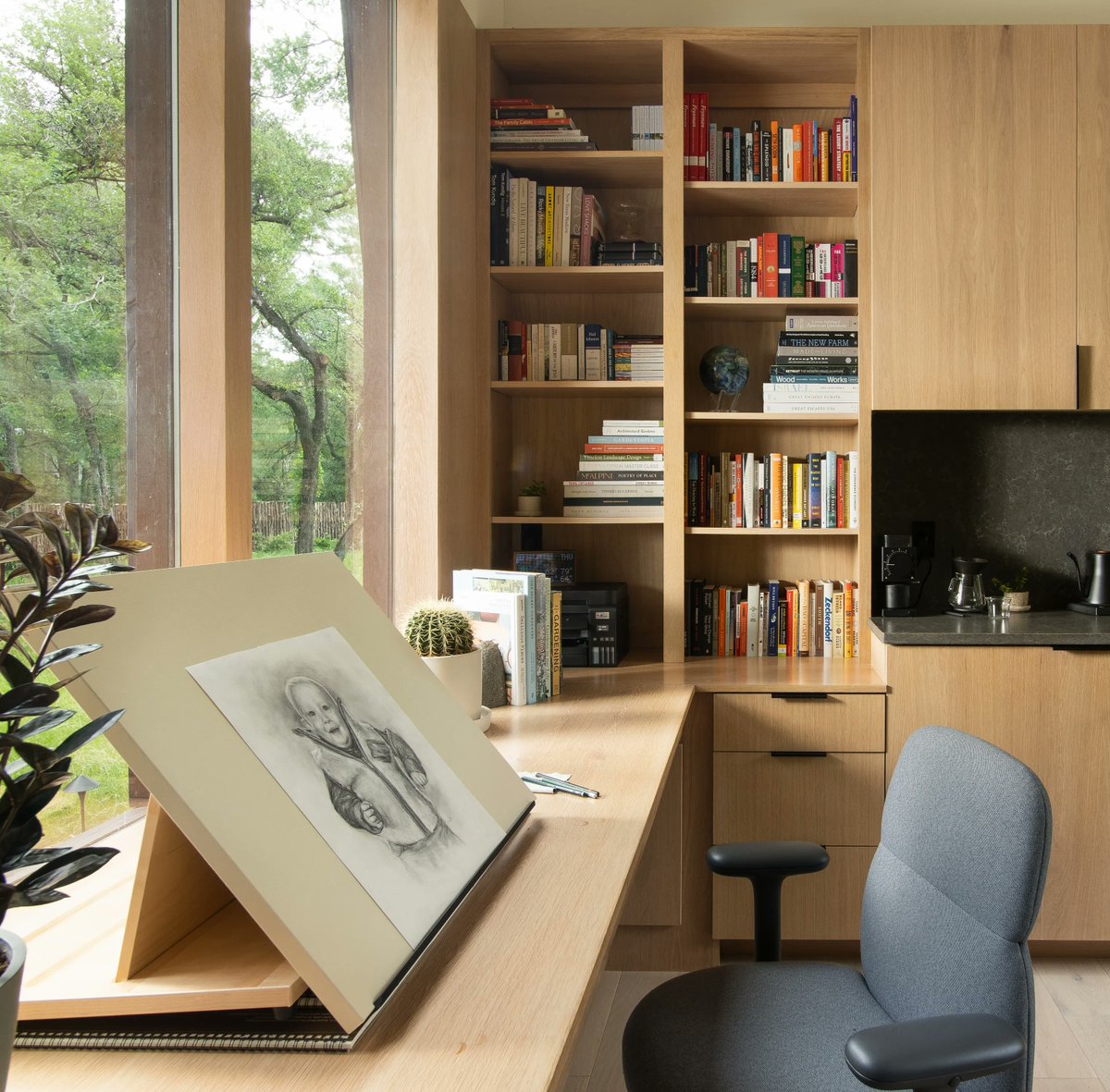 I built my dream office in the forest behind my home.

Art studio, workspace, podcast set, library, lounge, kitchen, bathroom, sleeping loft - all in one!

It took 4 months to build, start to finish.

Want to see inside the nook? 🧵