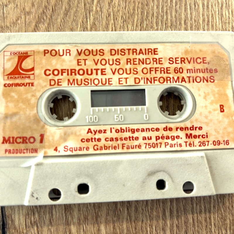 VINCIAutoroutes's tweet photo. Avant le 107.7, il y avait les K7 📼! Le dernier épisode de notre podcast Rétrotoroute revient sur les origines de @Radio1077 et de l'époque où l'info trafic s'écoutait sur des cassettes audios ! 🎧A écouter ici 👇