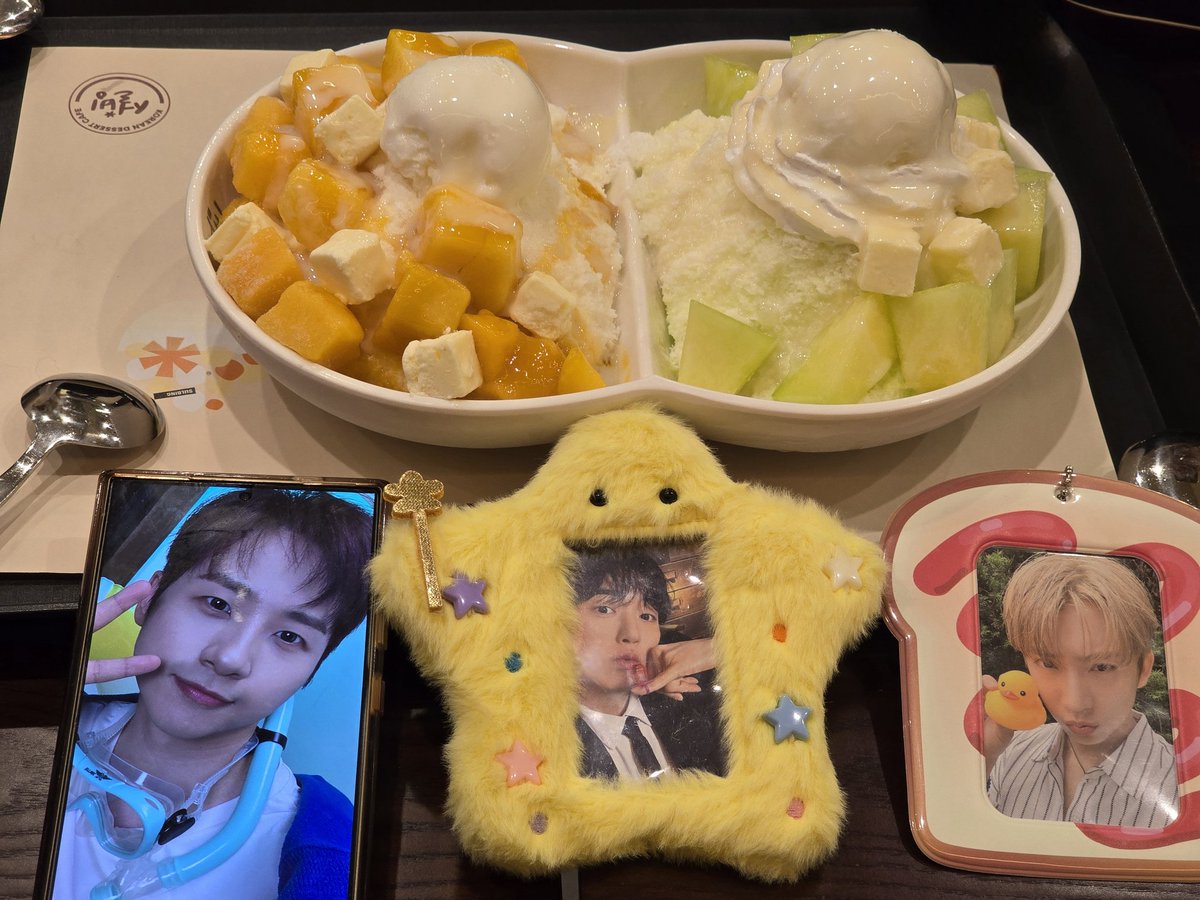 🎉해피 바나데이💚 #바밥챙 
기쁜 날이니까 모여서 돼지파티하며 뵤네뽀 라이브 보기😆🎵 영화처럼 케이크 준비해준 감다살 리쯔밍 덕분에 케이크에 초도 불고!🎂💖 다음엔 그냥 뷔페를 가자ㅋㅋㅋㅋㅋㅋ 내년에도 모여서 파티투나잇예약!!!