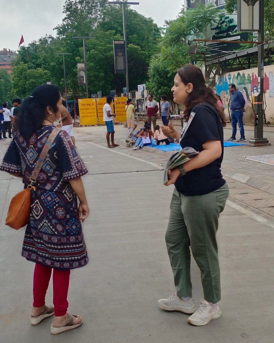 animalsaveindia's tweet image. Law Garden, Ahmedabad

Our activists Mukti, Dharmesh, and Yash interacted with 20-25 people, raising critical conversations regarding the ethics of dairy and egg industries.

#outreach #activists #grassroots #ahmedabad
