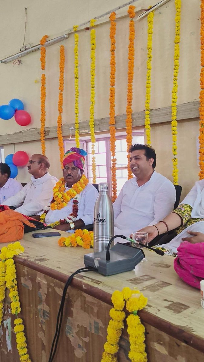 GirirajKhandela's tweet photo. श्री किशन लाल जी शर्मा अतिरिक्त विकास अधिकारी के अधिवार्षिकी सेवानिवृत्ति कार्यक्रम में शामिल होकर पंचायत समिति के अधिकारी एवं कर्मचारियों के साथ उज्जवल भविष्य एवं स्वस्थ जीवन की शुभकामनाएँ दी । https://t.co/rPpMauedJR