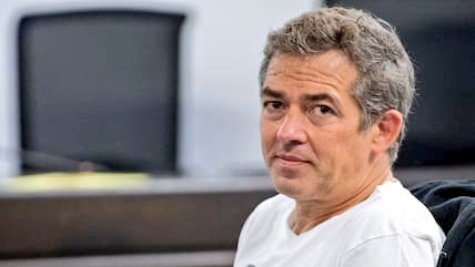 Ich schäme mich für diese Regierung.
Ich schäme mich für diese Medien.
Ich schäme mich für diese Justiz. 
Ich schäme mich für dieses Land.
Ich schäme mich für euch. 

Ihr solltet euch schämen!