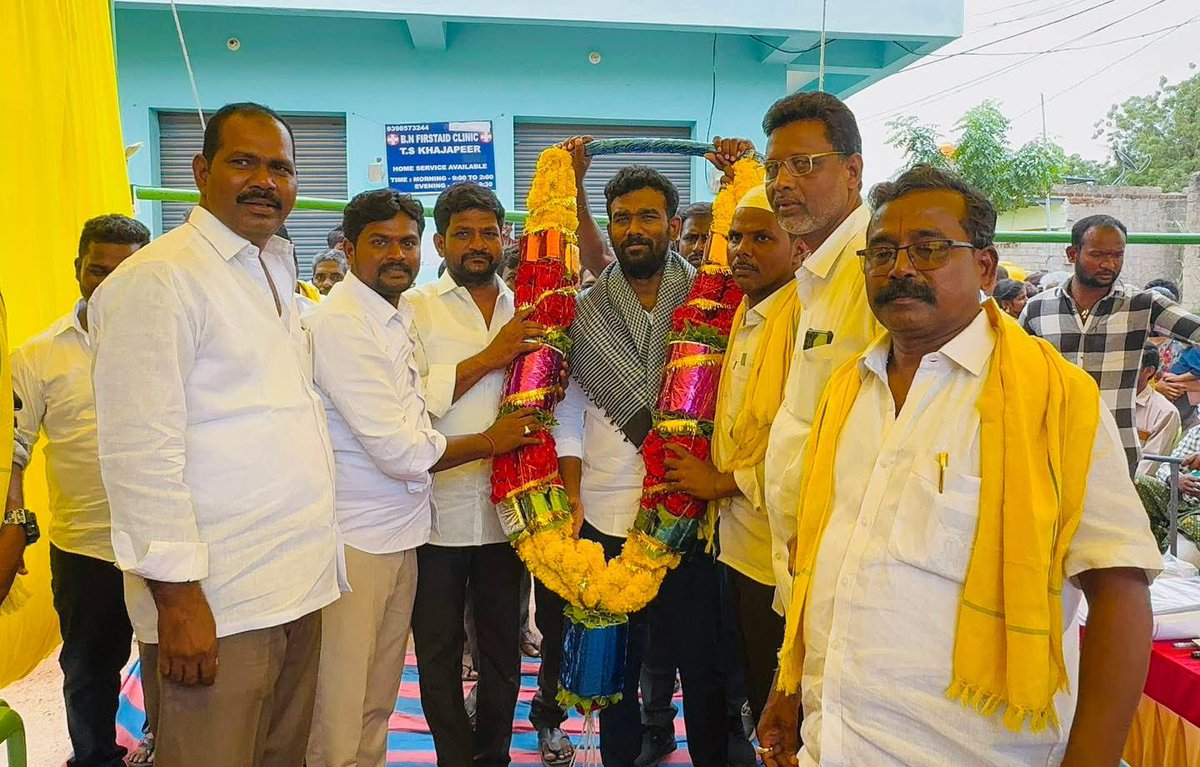 IParitalaSriram's tweet photo. ధర్మవరం నియోజకవర్గ ప్రజా సమస్యల పరిష్కారంలో భాగంగా ఈరోజు  *మీ సమస్య - మా బాధ్యత* అనే కార్యక్రమంలో, ధర్మవరం పట్టణంలోని 28వ వార్డు లో పాల్గొన్న పరిటాల శ్రీరామ్ గారు..
#ParitalaSreeram #Teamparitala #TeluguDesamParty #kutamiprabhutvam #meesamasyamaabadyta https://t.co/TCDoxfM02p