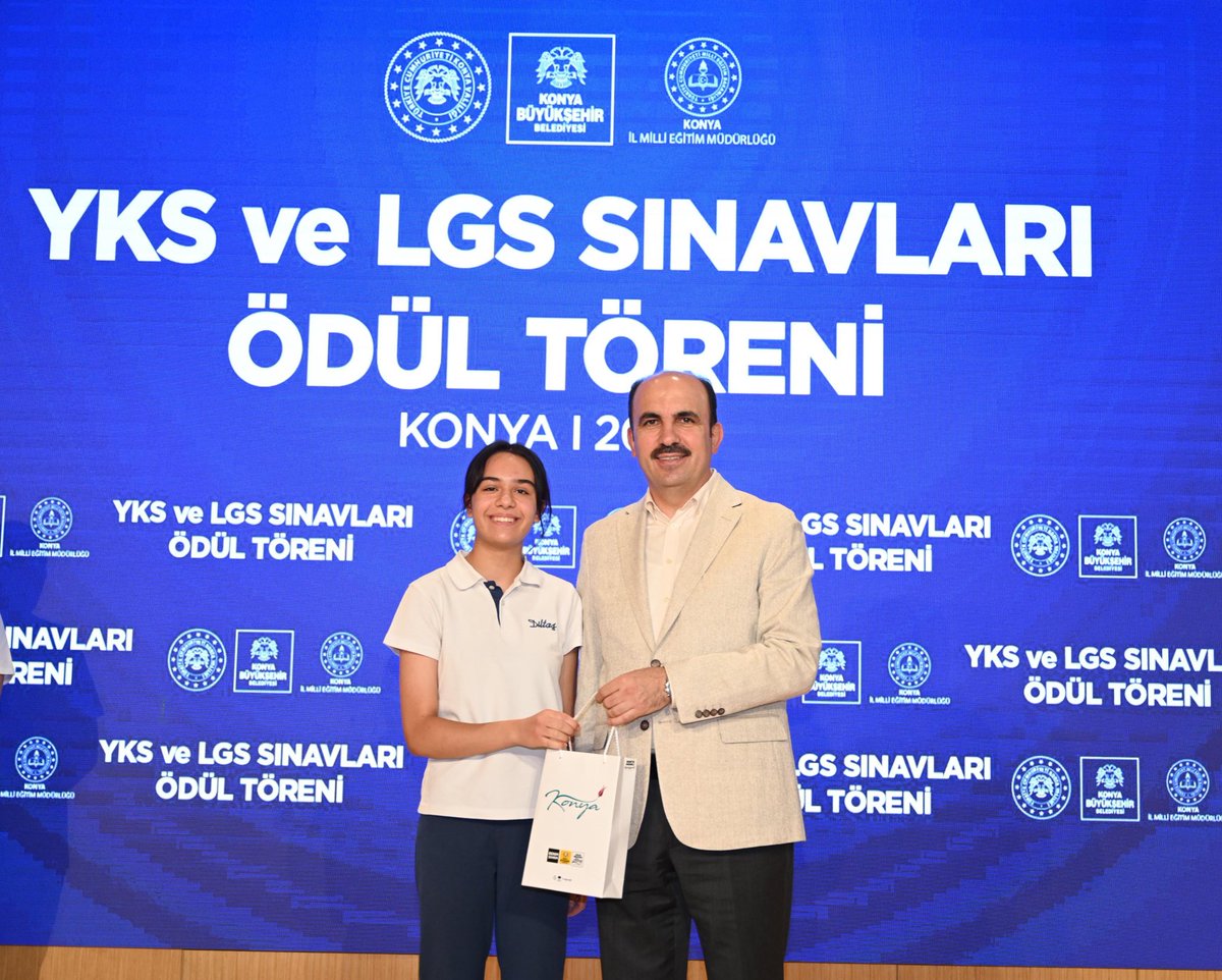 YKS ve LGS’de derece elde ederek bizleri gururlandıran öğrencilerimizle ödül töreninde bir araya geldik.

Azimle, gayretle büyük bir başarıya imza atan evlatlarımızı tebrik ediyorum.

Onları yetiştiren kıymetli ailelerine ve emek veren öğretmenlerimize teşekkür ediyorum.

Rabbim