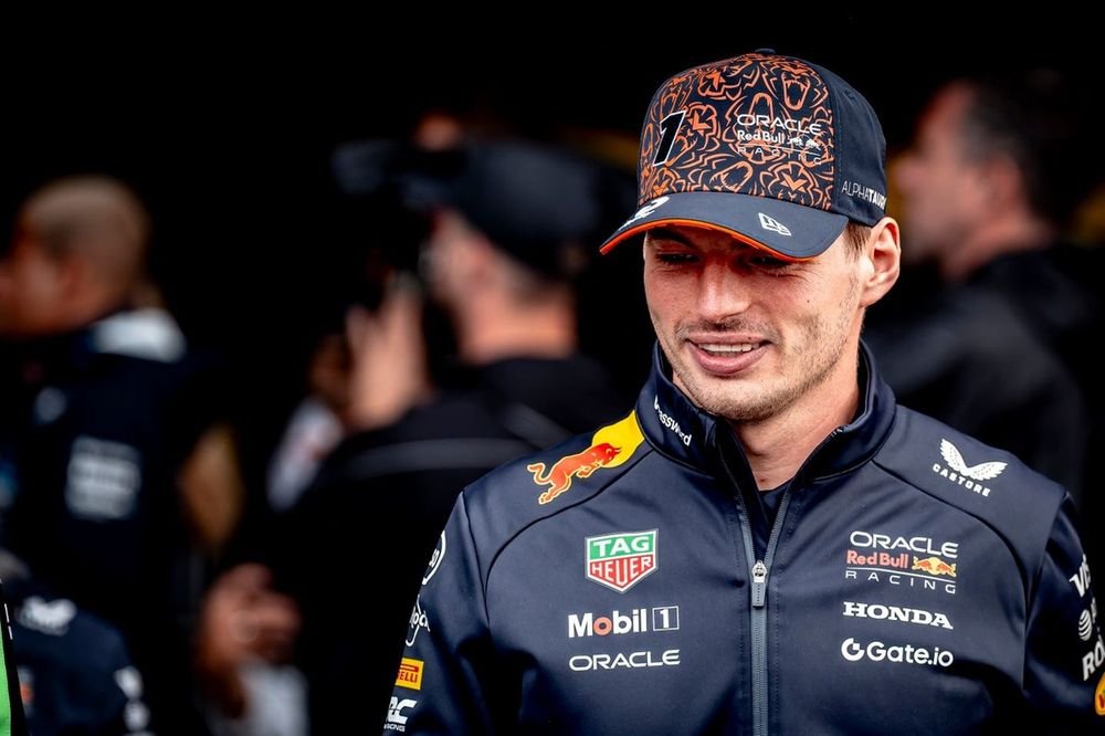 💣 MAX VERSTAPPEN CONFIRMA SU FUTURO

🗣️ En una entrevista, confirmó directamente que será piloto de Red Bull Racing en 2026.

⛔️ Hasta ahora, nunca había hablado de su futuro abiertamente. Asegura el status quo en otros equipos como Mercedes o Aston Martin.

[<a href="/TSlafer/">Tomás Slafer</a>]