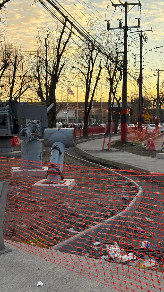 ¿Quien se equivocó?, el que puso los tirantes del poste o el que hizo la ciclovía en avda Collín con Isabel Riquelme en Chillán <a href="/CGE_Clientes/">CGE Clientes</a> <a href="/CGE_Energia/">CGE</a>
