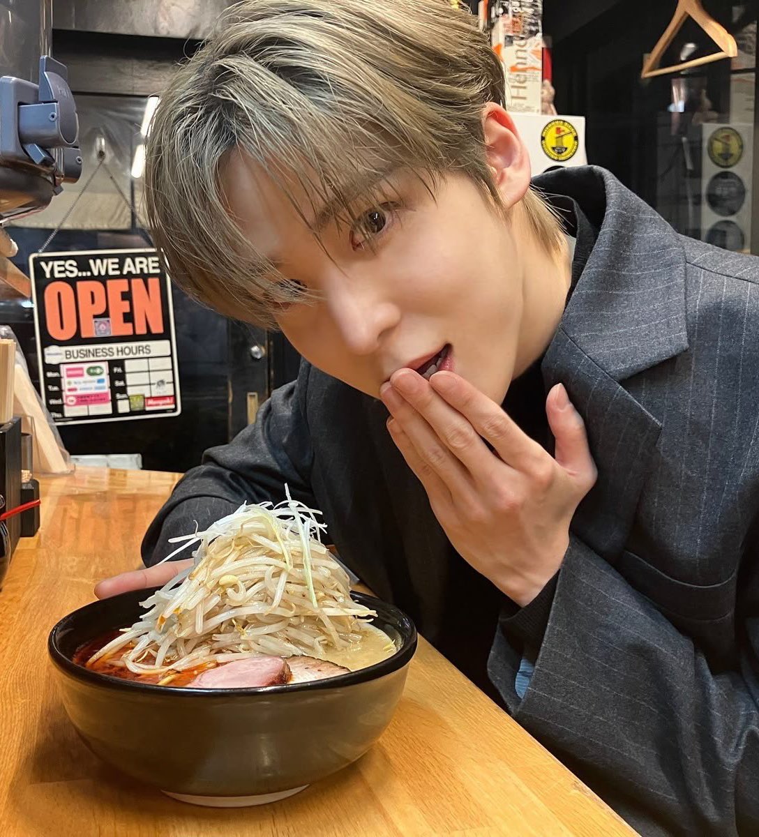★ ★ ★  𝟑  𝐬 𝐭 𝐚 𝐫 𝐬 .ᐟ.ᐟ

a yvngi socmed where mg is the head chef of popular restaurant 𝙢𝙞𝙣𝙠𝙞𝙨 𝙧𝙖𝙢𝙮𝙚𝙤𝙣 in seoul. yh is a popular instagram food reviewer who leaves him a review he’s less than thrilled to read. mg is certain he’ll change his mind… right?