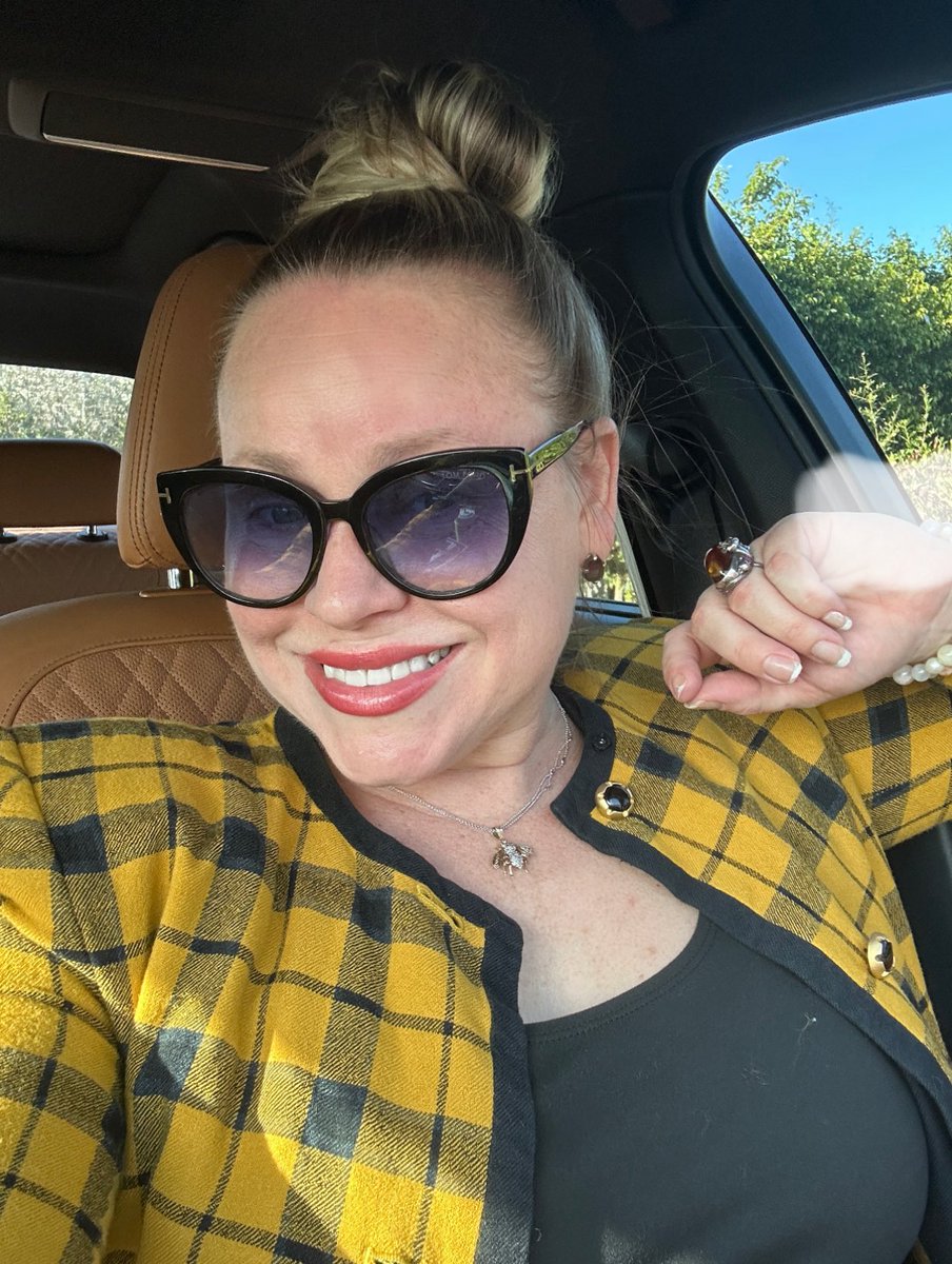 MissCelebrity's tweet photo. How is it already Thursday?? 😩
We were just setting intentions and sipping matcha on Monday.
Now we’re out here minting magic, manifesting wins & ending the week strong 💅💼
#Crypto ##NFT #WAGMI #BossChain #crystal #women https://t.co/zWfNVmcykg