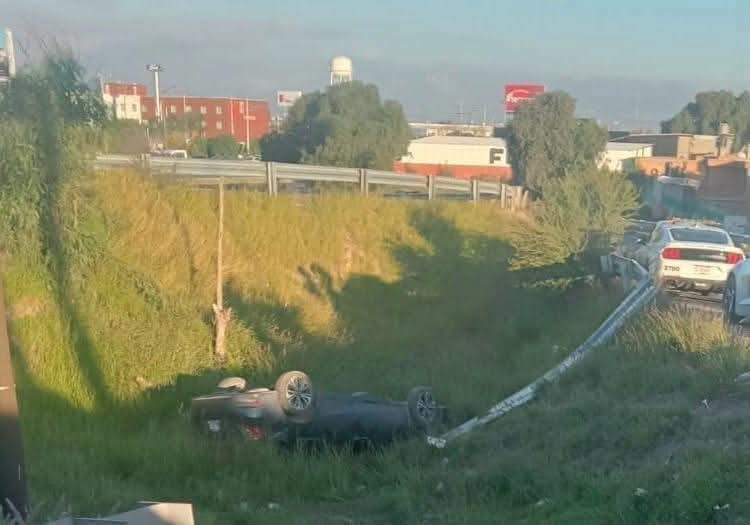 NotSanLuisP's tweet photo. #NoticiasSLP | Automovilista pierde el control de su unidad y termina volcado en el ramal descendente de Periférico a la carretera 57
📸⤵️ https://t.co/iNORx2xk1B