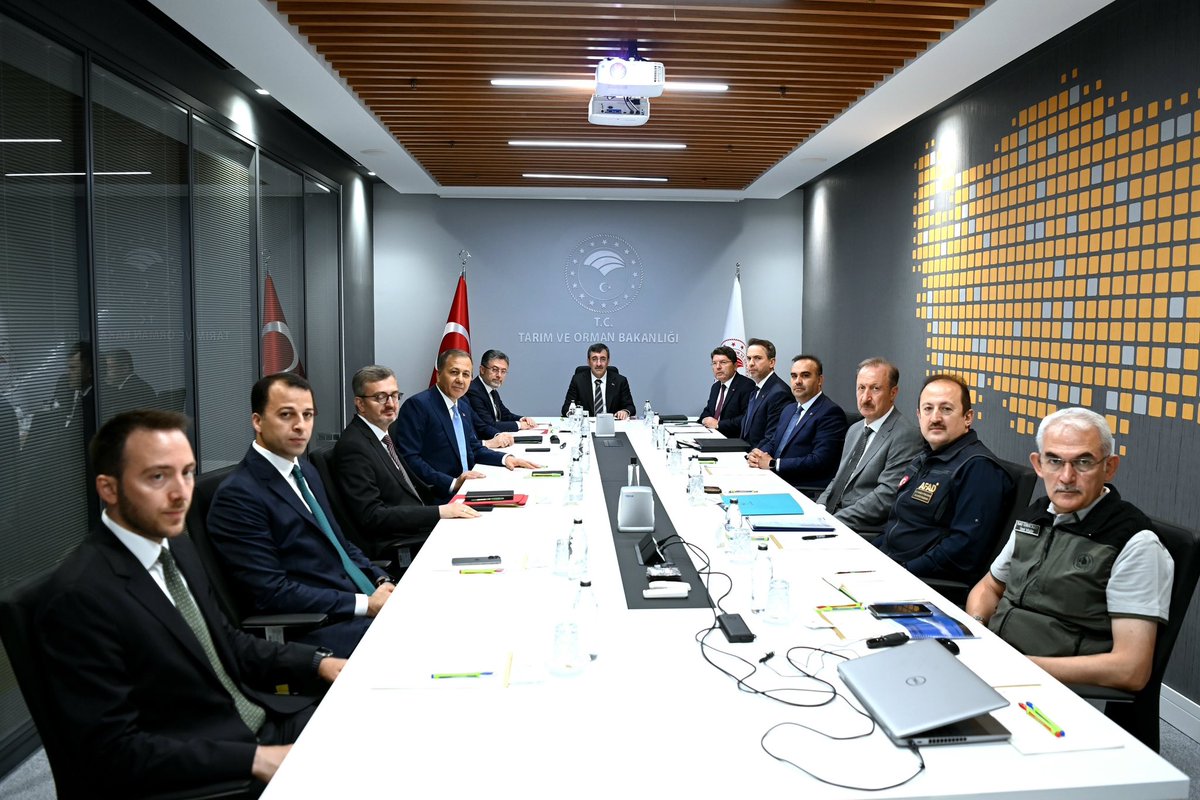 Yangınla mücadele tedbirlerinin uygulanması ve kurumlar arası koordinasyonun sağlanması amacıyla, Cumhurbaşkanı Yardımcımız Sayın Cevdet Yılmaz’ın başkanlığında, ilgili kurumlarımızın Sayın Bakanlarının da katılımlarıyla Yangın Yönetim Merkezimizde toplantımızı gerçekleştirdik.