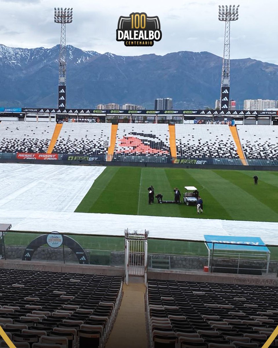 A horas de la lluvia en Santiago, Colo Colo quiere cuidar la cancha del Estadio Monumental para el partido de este domingo ante Huachipato 🌧️🏟️