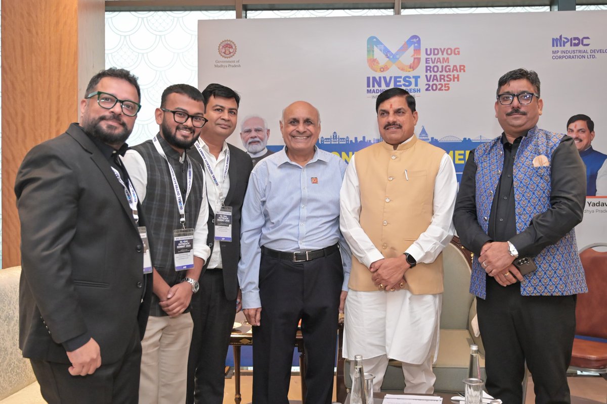 Chief Minister, MP (@cmmadhyapradesh) on Twitter photo BSL ग्लोबल आउटरीच समिट–2025 के दौरान मुख्यमंत्री डॉ. मोहन यादव से लक्ष्मीपति ग्रुप के निदेशक श्री राकेश सरावगी ने वन-टू-वन चर्चा की। इस दौरान मध्यप्रदेश में संभावित निवेश और साझेदारी के अवसरों पर विस्तार से चर्चा हुई।
<a href="/DrMohanYadav51/">Dr Mohan Yadav</a> <a href="/TexMinIndia/">Ministry of Textiles</a> <a href="/MPIDC/">MPIDC</a> <a href="/Industryminist1/">Industry Policy & Investment Promotion Department</a> BSL ग्लोबल आउटरीच समिट–2025 के दौरान मुख्यमंत्री डॉ. मोहन यादव से लक्ष्मीपति ग्रुप के निदेशक श्री राकेश सरावगी ने वन-टू-वन चर्चा की। इस दौरान मध्यप्रदेश में संभावित निवेश और साझेदारी के अवसरों पर विस्तार से चर्चा हुई।
<a href="/DrMohanYadav51/">Dr Mohan Yadav</a> <a href="/TexMinIndia/">Ministry of Textiles</a> <a href="/MPIDC/">MPIDC</a> <a href="/Industryminist1/">Industry Policy & Investment Promotion Department</a>