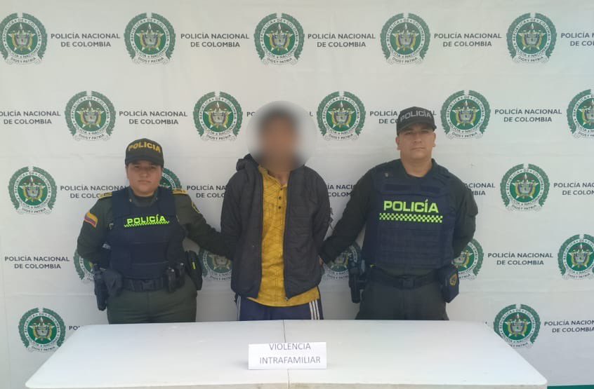 La Policía Nacional capturó a un ciudadano con orden judicial por el delito de Violencia 
Intrafamiliar en el barrio San Fernando. Continuamos trabajando para garantizar la seguridad y protección de las familias Putumayenses.

#DiosYPatria