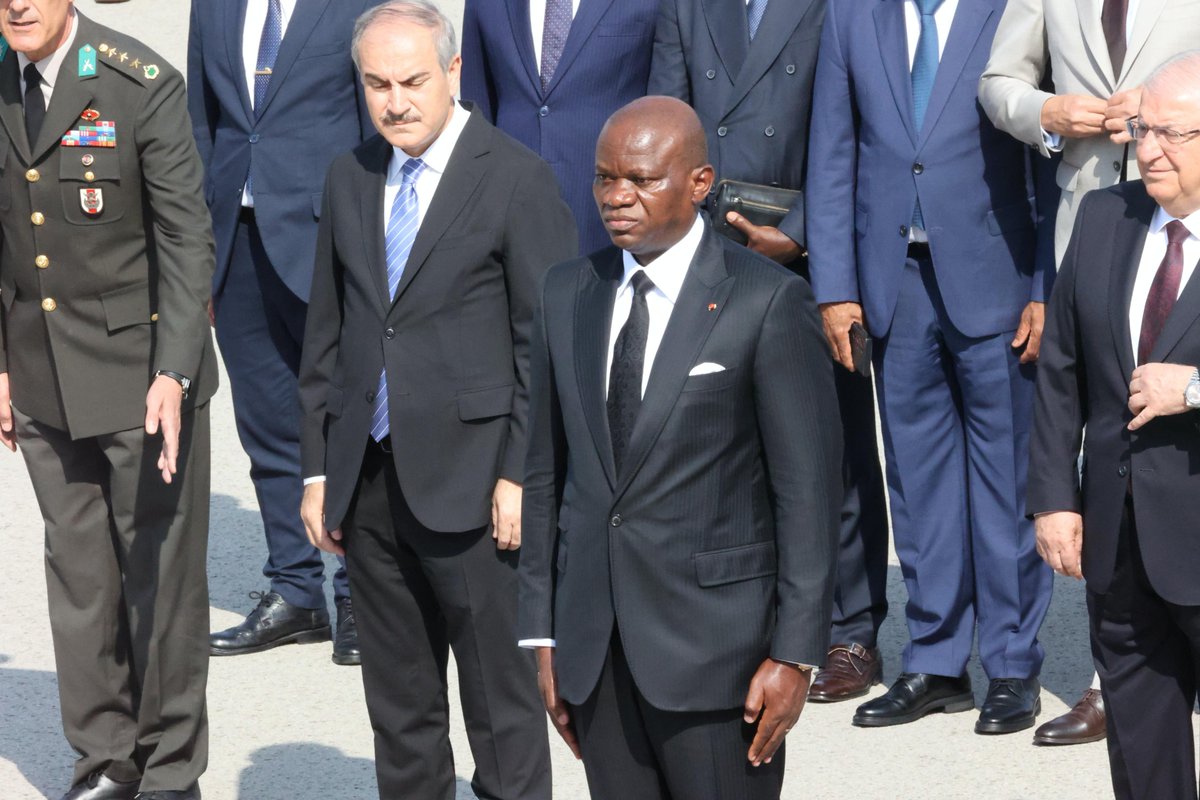 Un geste solennel marquant sa volonté de renforcer les liens historiques entre le Gabon et la Turquie, et de rappeler l’importance de la mémoire dans la construction des nations.

#Diplomatie #GabonTurquie