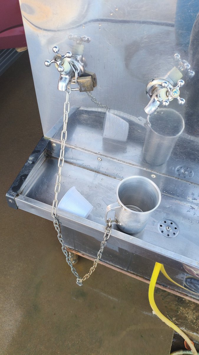 travequeiro24's tweet photo. O Brasil é um país riquíssimo.
Mas imaginem só se as empresas não precisassem gastar uma corrente de 5 reais e um cadeado de 15, pra evitar que roubem uma caneca de 1,99...
🫥 https://t.co/xPcn6rYVzi
