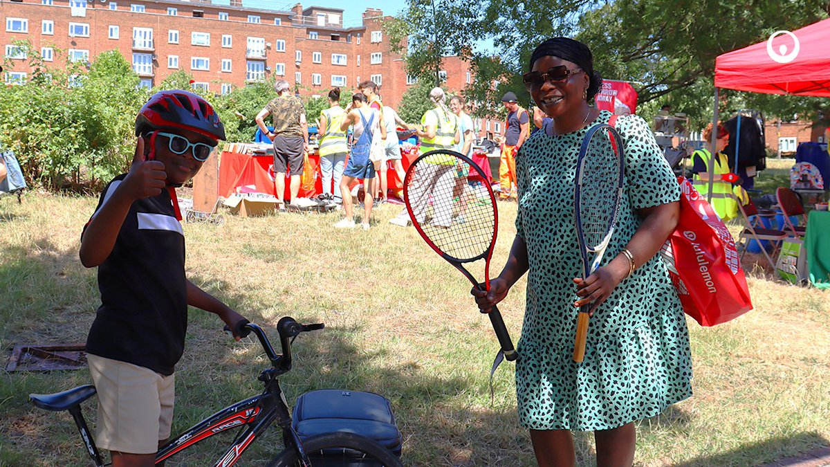 Our Southwark team hosted a Mobile Recycling Centre at Denmark Hill Estate in @Lb_Southwark
Local residents made the most of the opportunity to declutter responsibly, bringing in items to be rehomed or recycled and many found a pre-loved treasure to take home too!