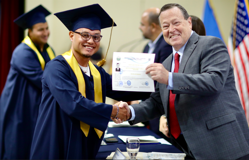 El Embajador William Duncan finalizó su misión en El Salvador el 31 de julio, retirándose del Servicio Exterior después de 33 años. Expresó su profunda gratitud al gobierno y al pueblo salvadoreño por las múltiples muestras de cariño que les brindaron a él y a su esposa, Nora,