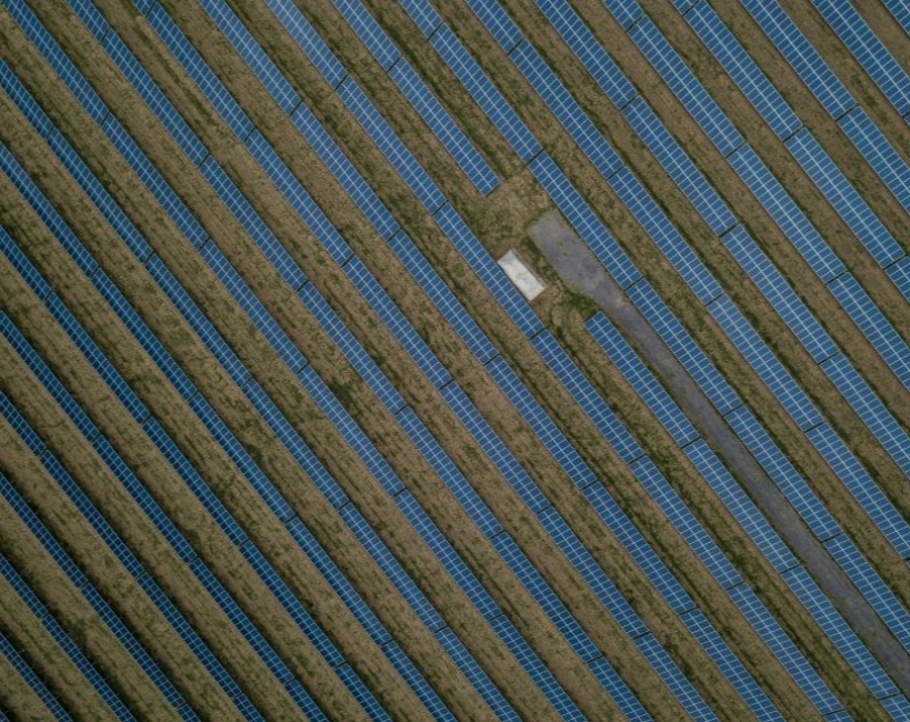 Hopkins scientists refined a plastic material used in energy storage systems, potentially using it to enhance wind turbines, solar panels, and other renewable energy devices. Learn more: zurl.co/9xtiw
