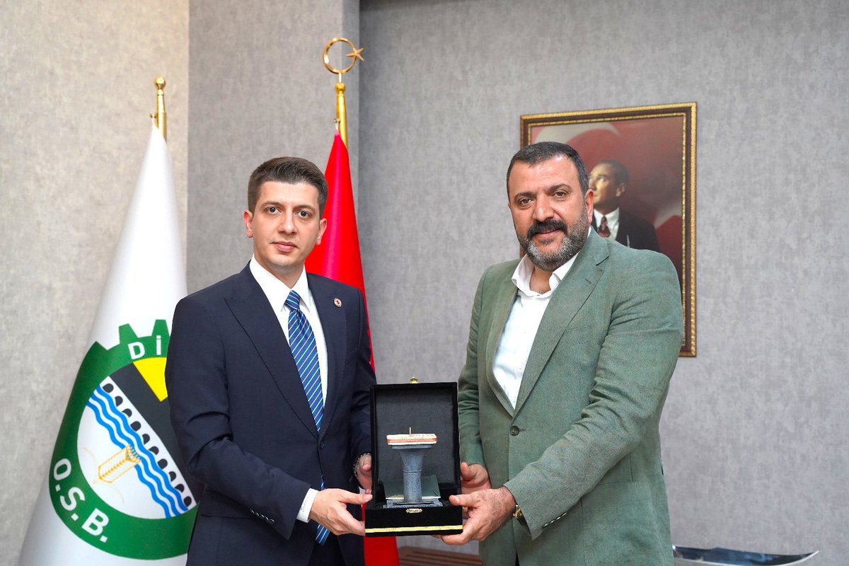 Çınar Kaymakamı Zikrullah Erdoğan Organize Sanayi Bölgesi Yönetim Kurulu Başkanımız Mustafa Fidan ve Yönetim Kurulu Üyelerimizi ziyaret etti. Kendilerine nazik ziyaretlerinden ötürü teşekkür ederiz.