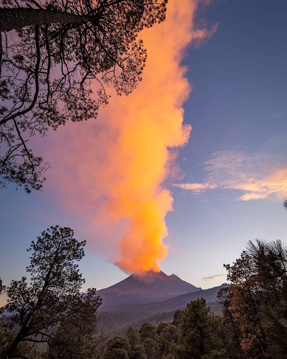 El Volcán Popocatépetl lanza su fumarola justo al caer el sol, dando un efecto visual de fuego. 

#Popocatepetl #VolcanPopocatepetl #SonyAlpha #SonyAlphaMexico